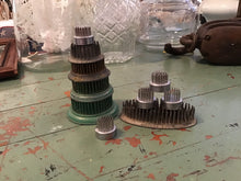 Load image into Gallery viewer, Metal flower frog