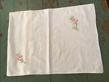 Load image into Gallery viewer, Vintage bed linens
