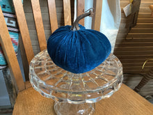 Load image into Gallery viewer, Velvet pumpkin
