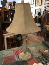 Load image into Gallery viewer, Small lamp w shade
