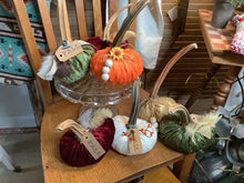 Load image into Gallery viewer, Velvet pumpkin
