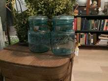 Load image into Gallery viewer, Vintage canning jar
