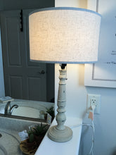 Load image into Gallery viewer, Small lamp w shade
