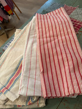 Load image into Gallery viewer, Vintage bed linens

