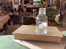 Load image into Gallery viewer, Lab glass
