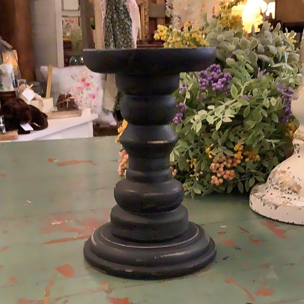 Medium black pillar