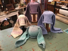 Load image into Gallery viewer, Hand-knit baby hat
