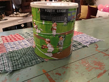 Load image into Gallery viewer, Vintage metal items
