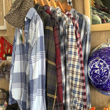 Load image into Gallery viewer, Vintage boyfriend flannel
